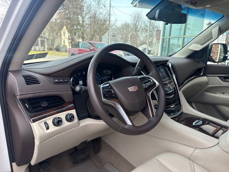 Used 2017 Cadillac Escalade Luxury image 10