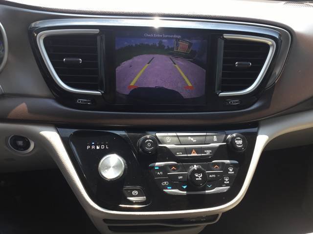 Used 2018 Chrysler Pacifica Touring-L w/ Premium Audio Group FWD image 18