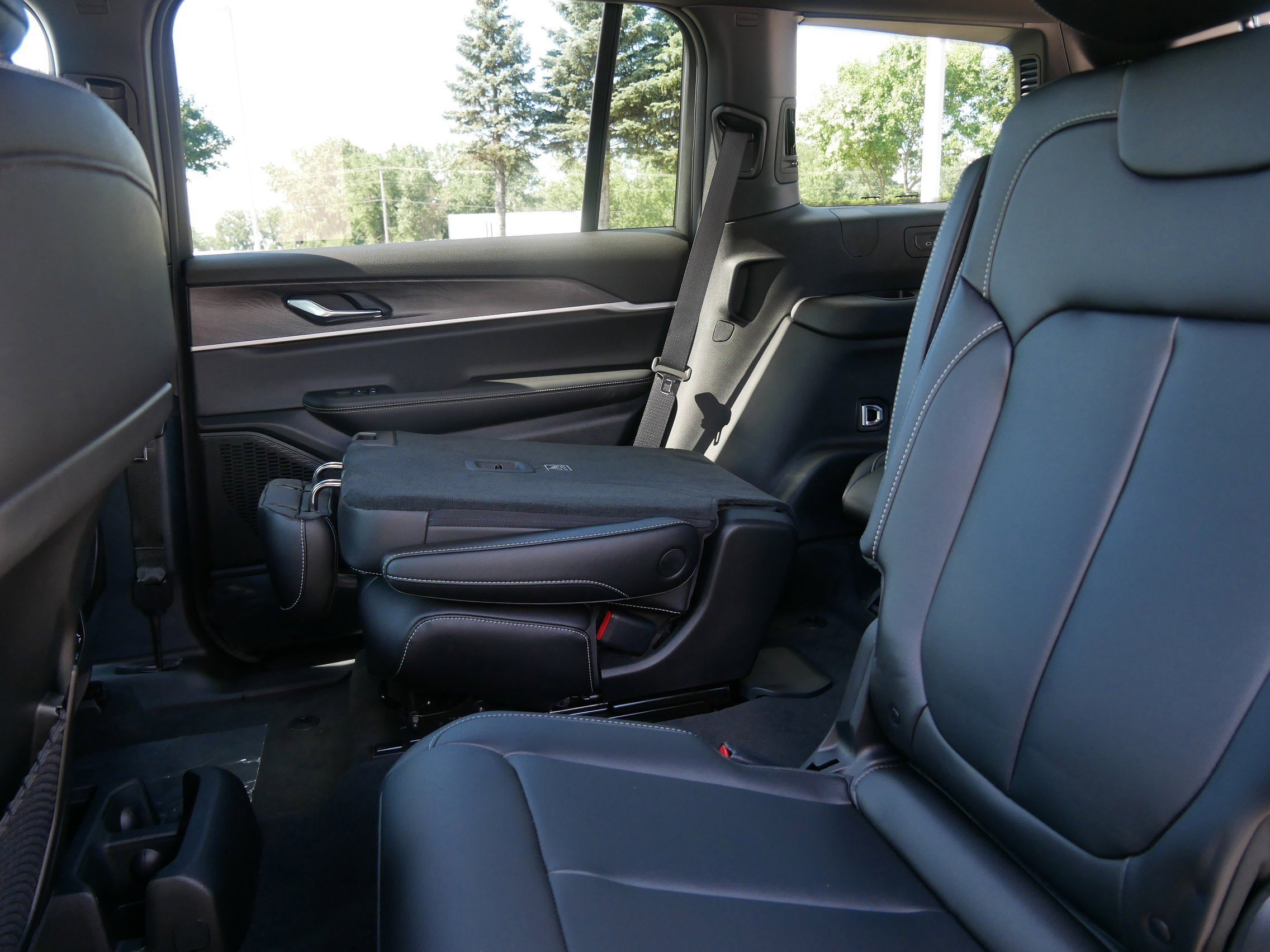 New 2025 Jeep Grand Cherokee L Limited w/ Trailer Tow Package image 10