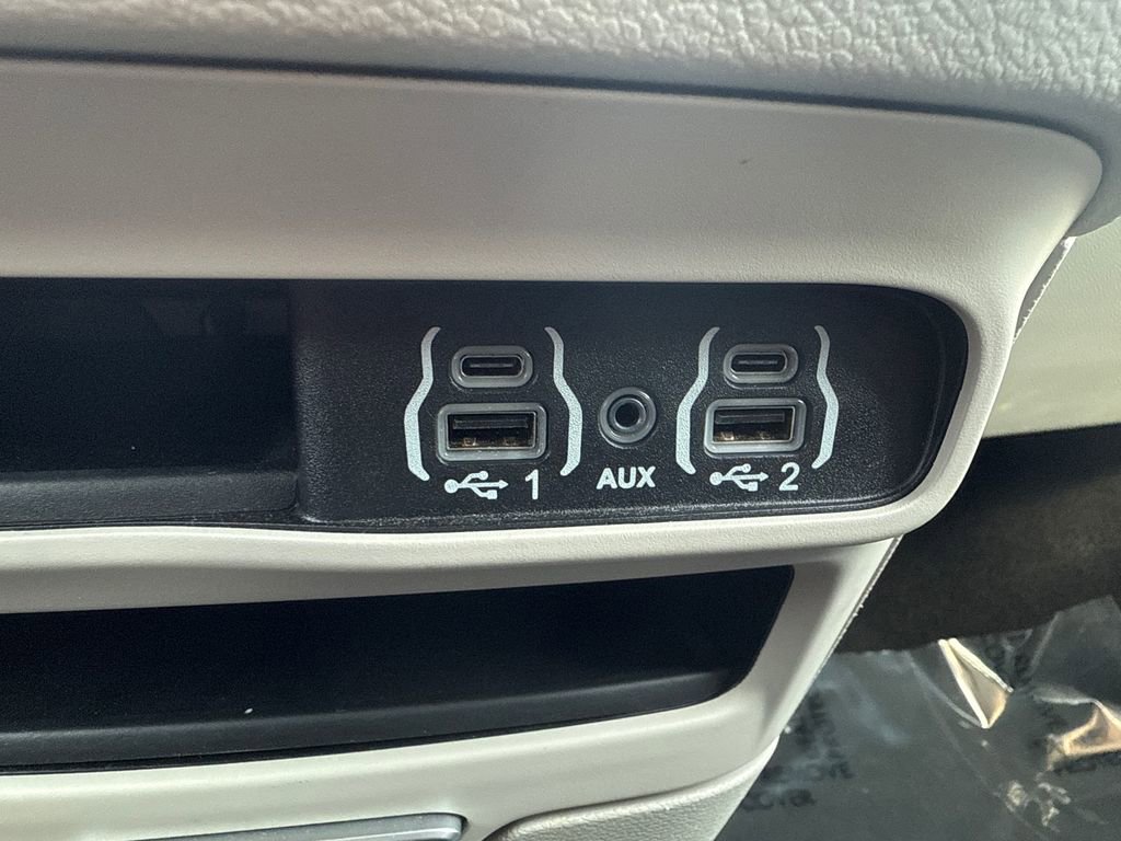 Used 2024 Chrysler Pacifica Touring-L FWD image 26