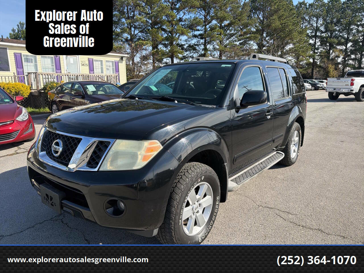 Used 2010 Nissan Pathfinder SE image 1