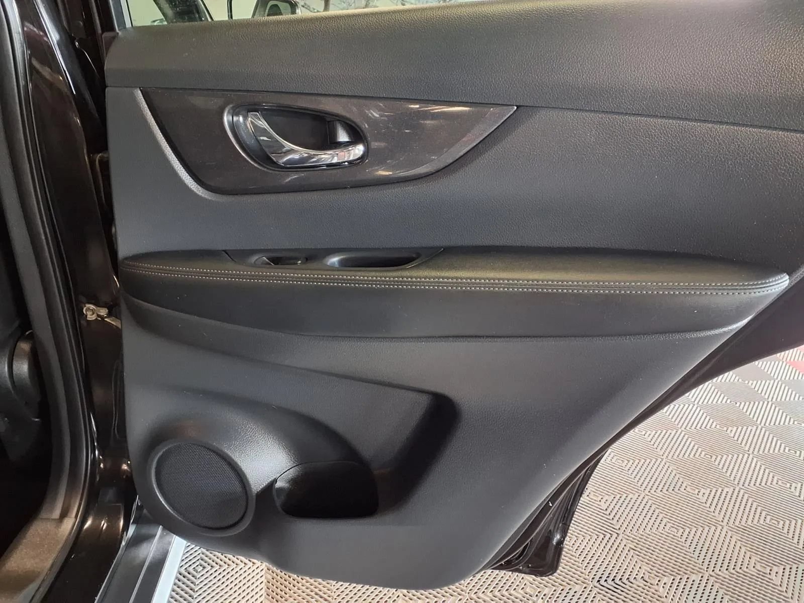Used 2018 Nissan Rogue SV w/ Premium Package AWD/4WD image 11