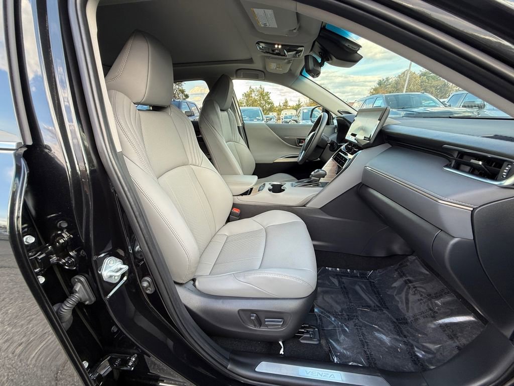 Used 2022 Toyota Venza Limited w/ Advanced Technology Package image 28