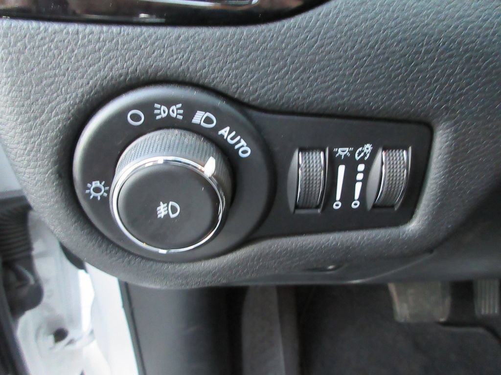 Used 2021 Jeep Cherokee Latitude Plus AWD/4WD image 22