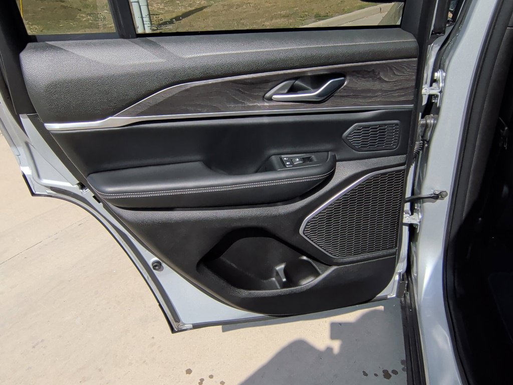 Used 2024 Jeep Grand Cherokee Limited RWD image 35