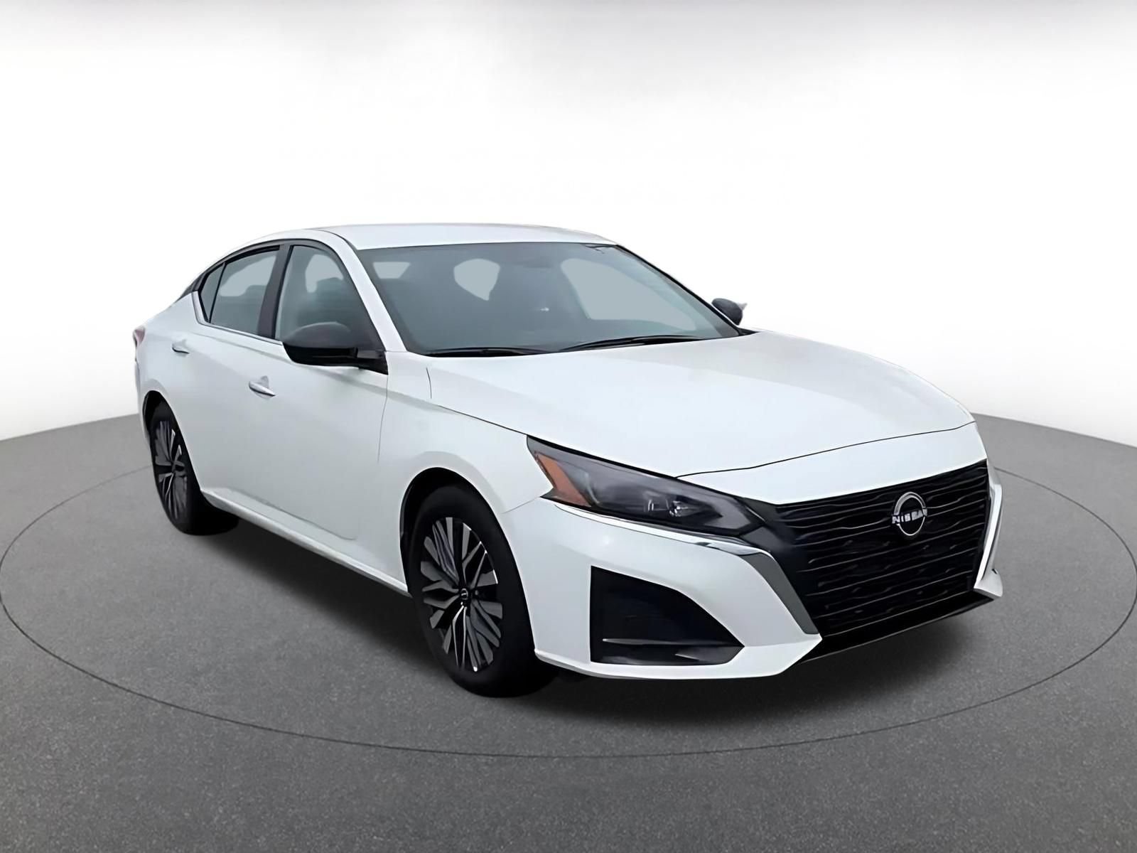 Used 2025 Nissan Altima 2.5 SV FWD image 3