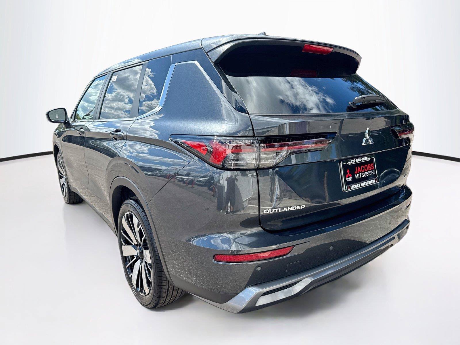 New 2026 Mitsubishi Outlander SE FWD image 3