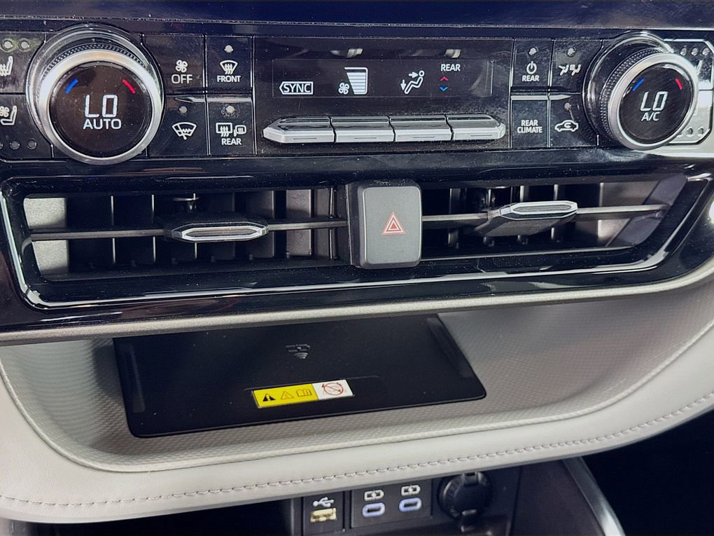 Used 2024 Toyota Highlander Limited image 22