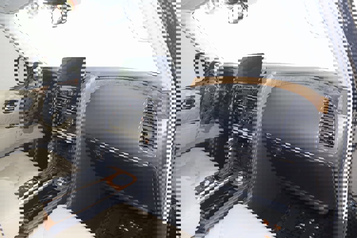 Used 2024 Nissan Armada SL w/ Captain's Chairs Package image 44