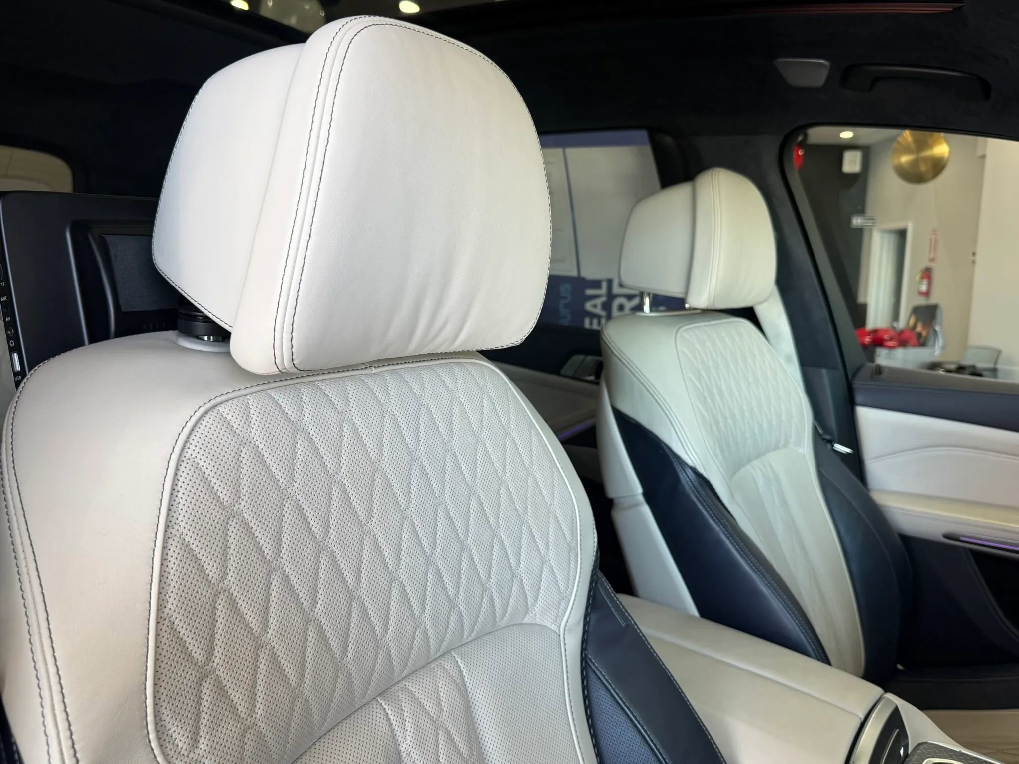 Used 2020 BMW X7 M50i w/ Dynamic Handling Package AWD/4WD image 25