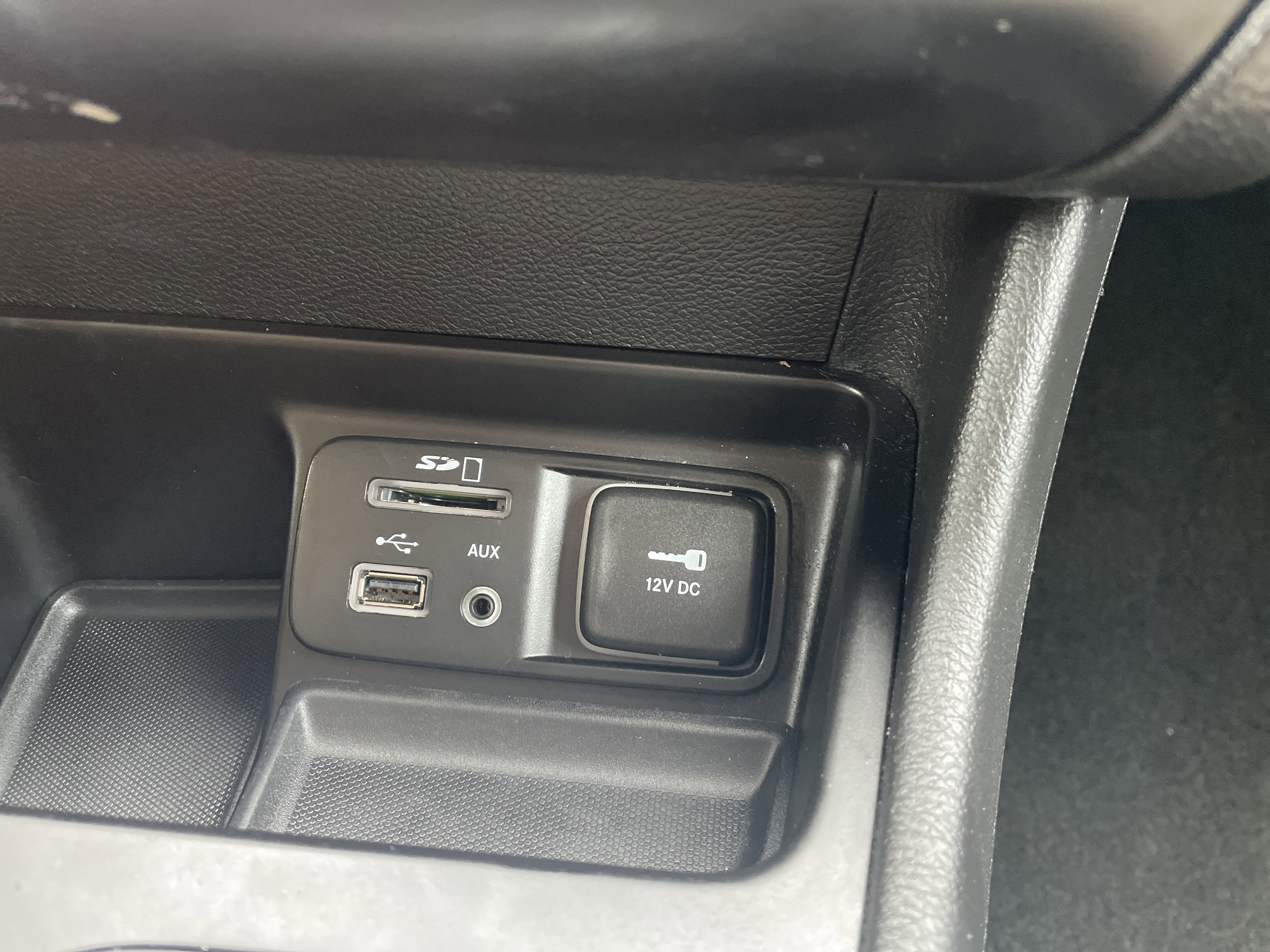 Used 2015 Jeep Cherokee Limited w/ Luxury Group image 25