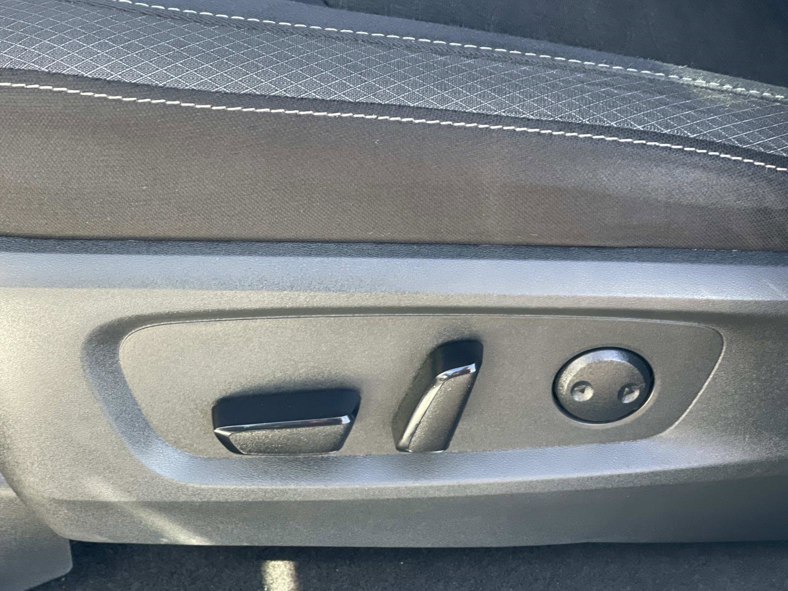 Used 2024 Nissan Pathfinder SV image 17