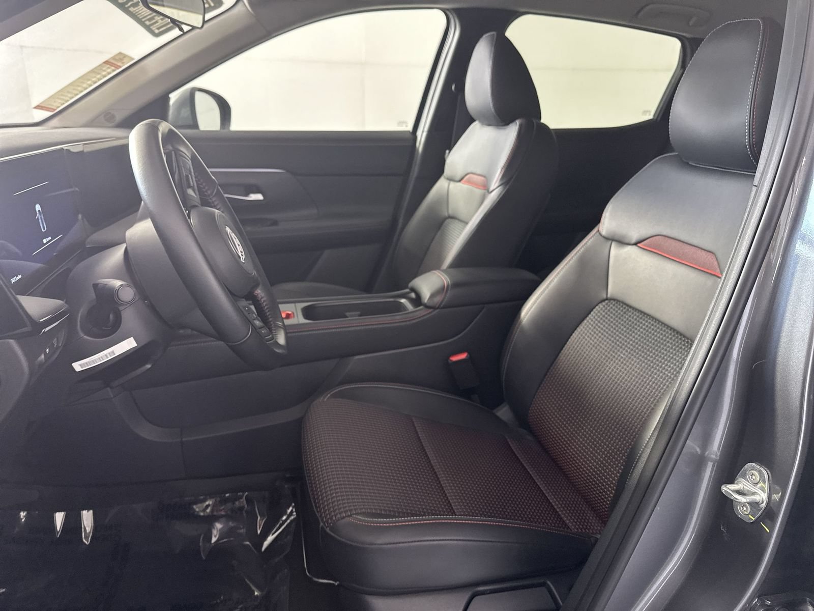 Certified 2025 Nissan Kicks SR FWD image 11