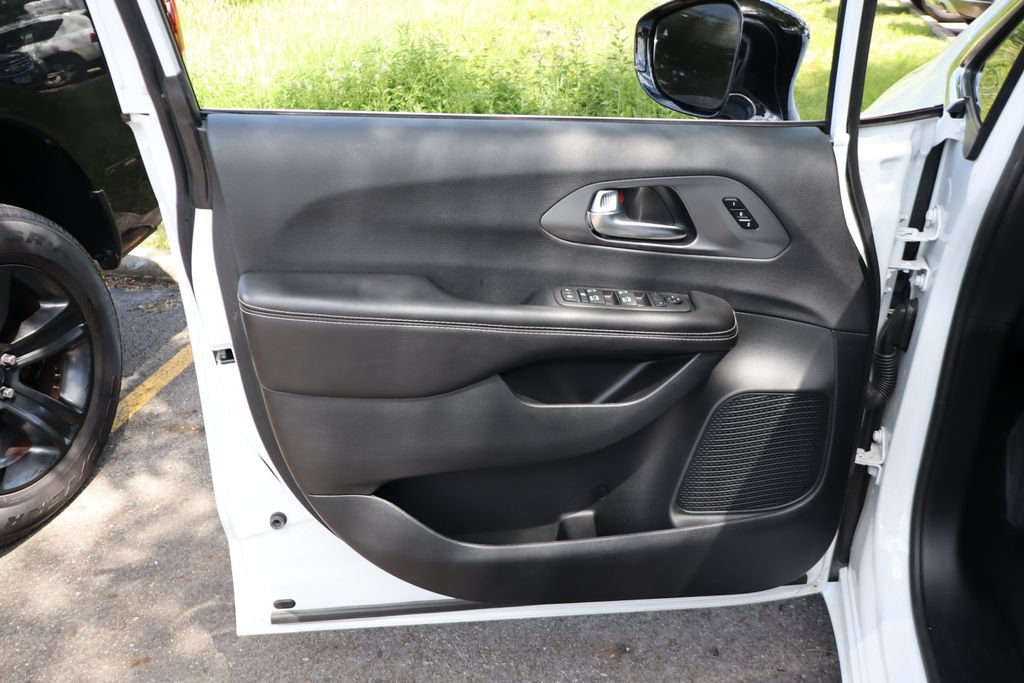 Used 2026 Chrysler Pacifica Select FWD image 8