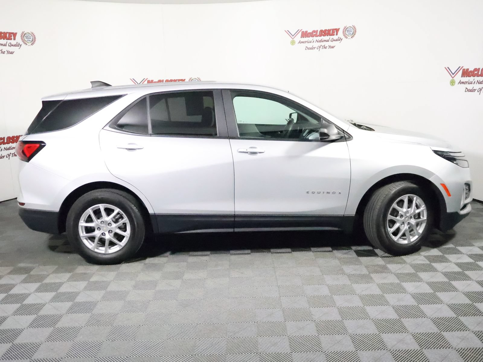Used 2022 Chevrolet Equinox LS w/ LS Convenience Package FWD image 3