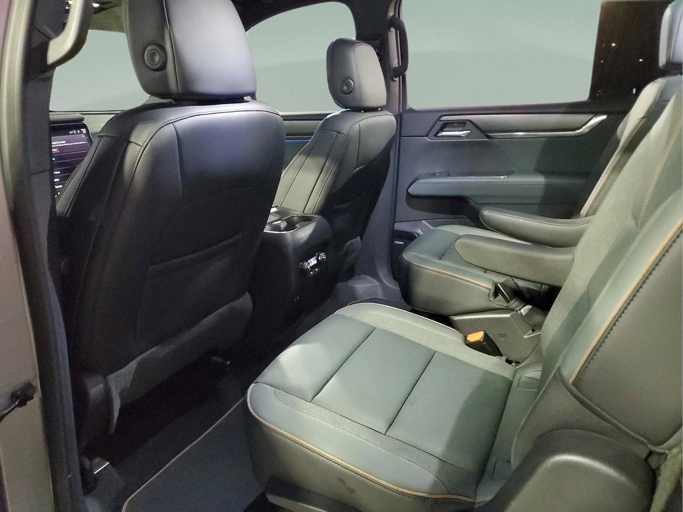 Used 2025 GMC Acadia AT4 image 9