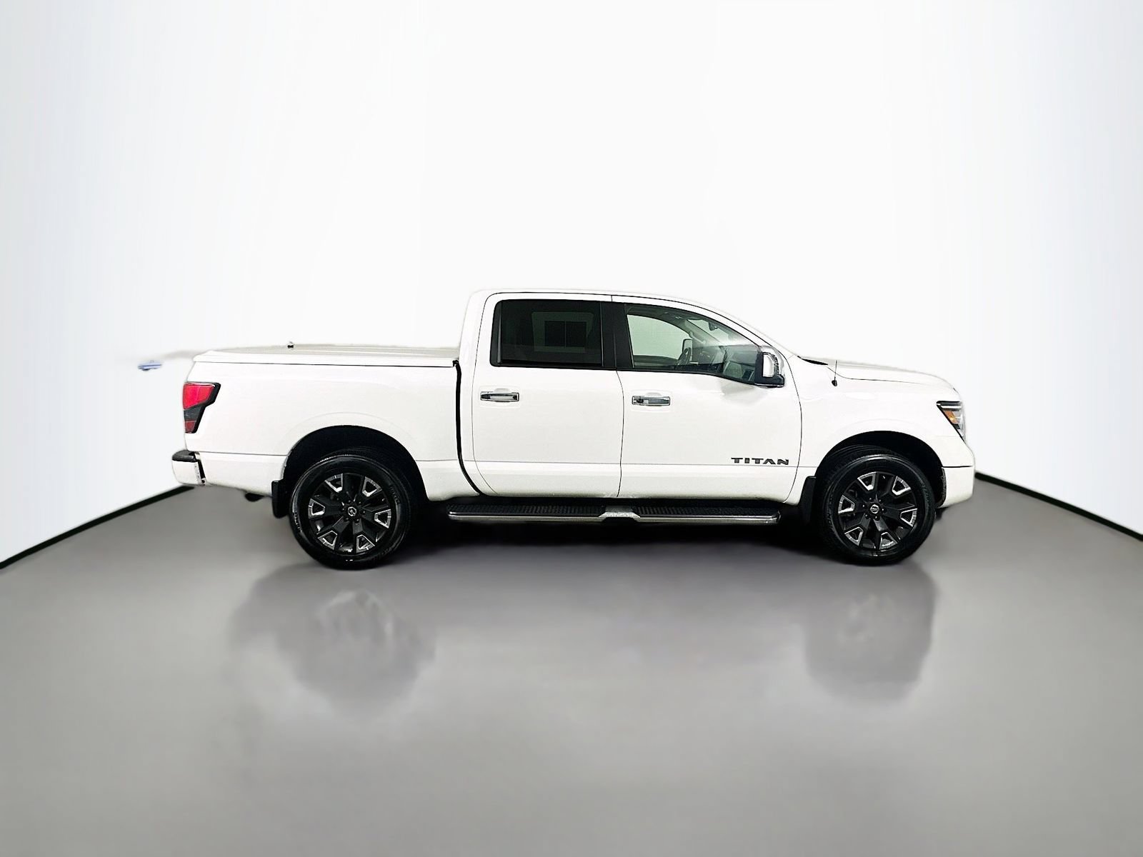 Used 2021 Nissan Titan SL w/ Moonroof Package AWD/4WD image 8