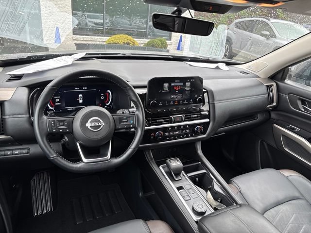 Certified 2024 Nissan Pathfinder Platinum w/ Black Appearance Package AWD/4WD image 11