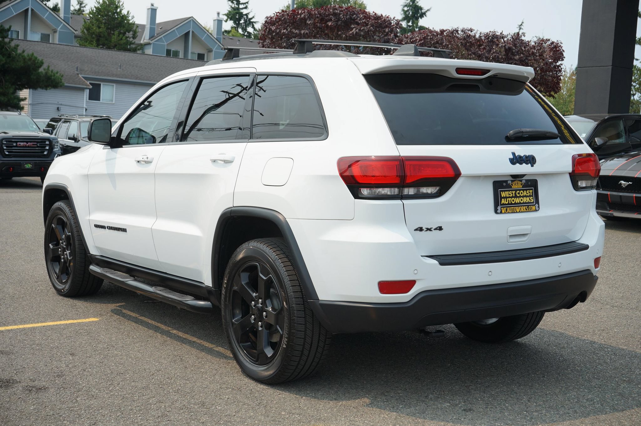 Used 2019 Jeep Grand Cherokee Laredo AWD/4WD image 3