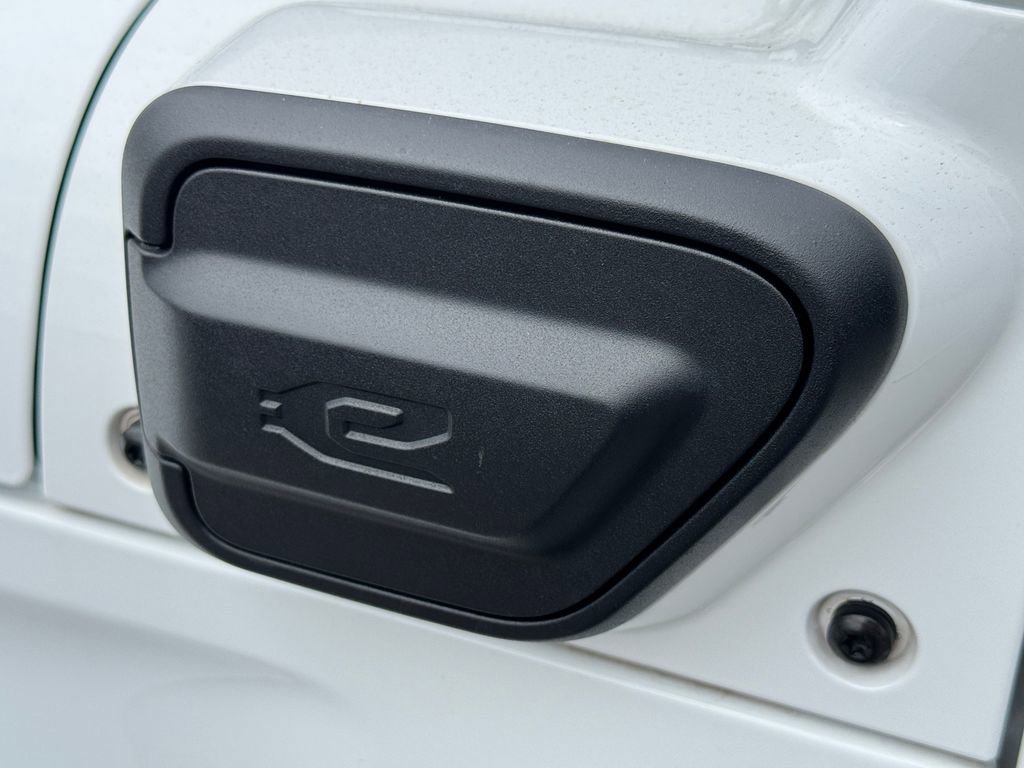 Used 2023 Jeep Wrangler Unlimited Sahara w/ Cold Weather Group AWD/4WD image 8