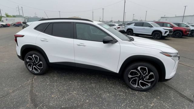 New 2026 Chevrolet Trax RS w/ Sunroof Package FWD image 3