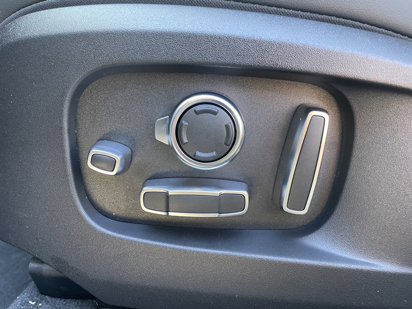 New 2025 Jaguar F-PACE R-Dynamic S image 19