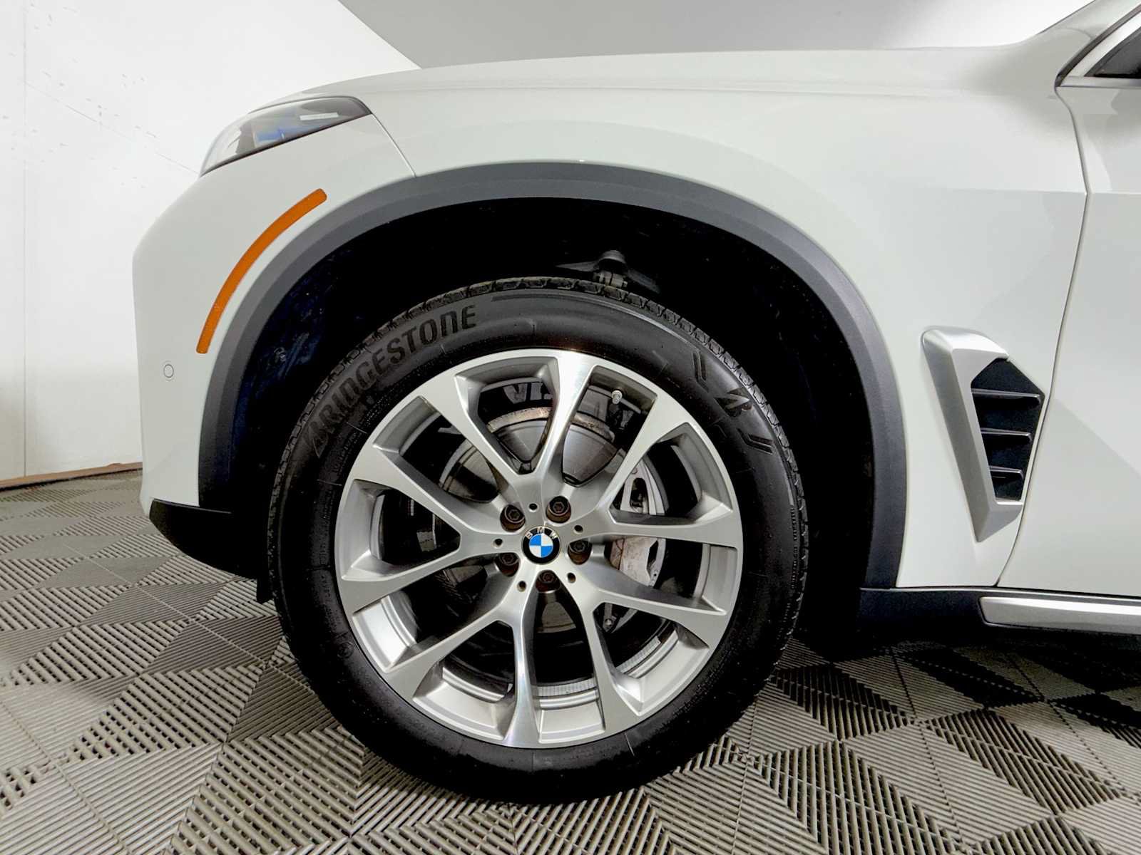 Used 2025 BMW X5 xDrive40i w/ Premium Package AWD/4WD image 8