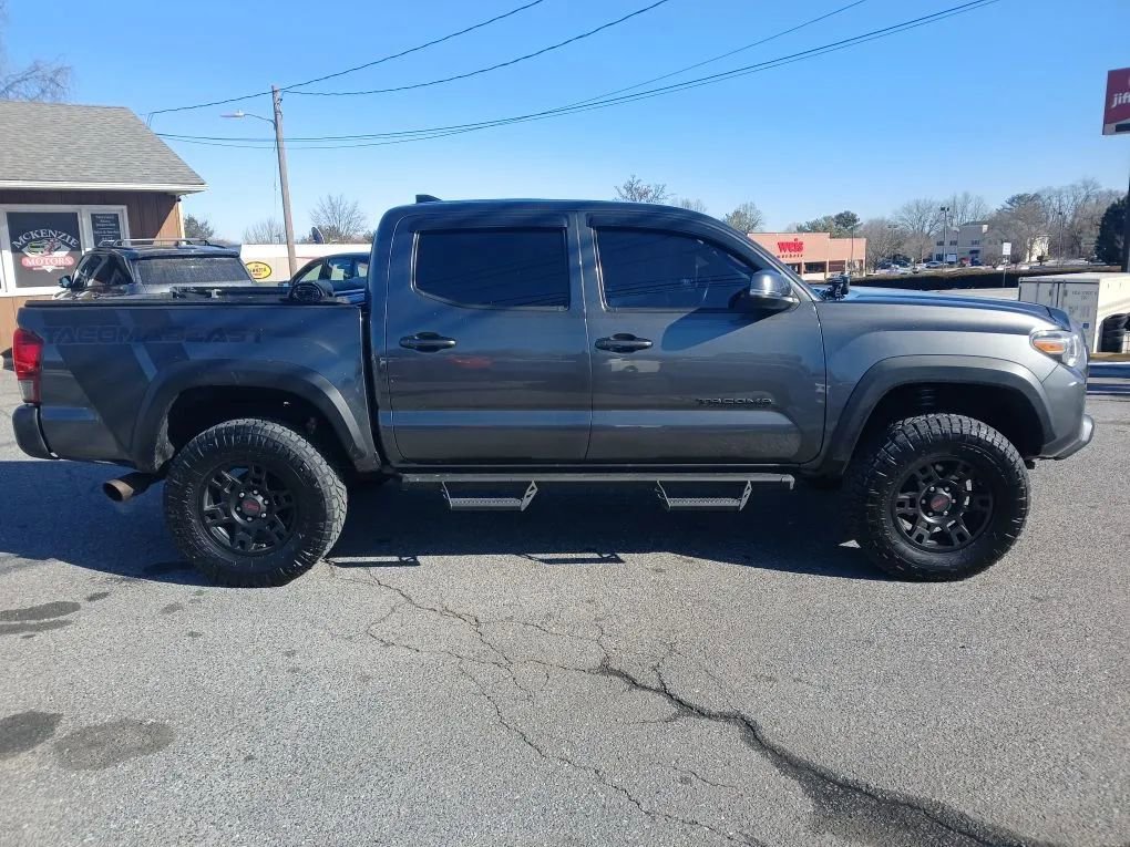 Used 2017 Toyota Tacoma TRD Off-Road w/ Tow Package (A/T) image 4