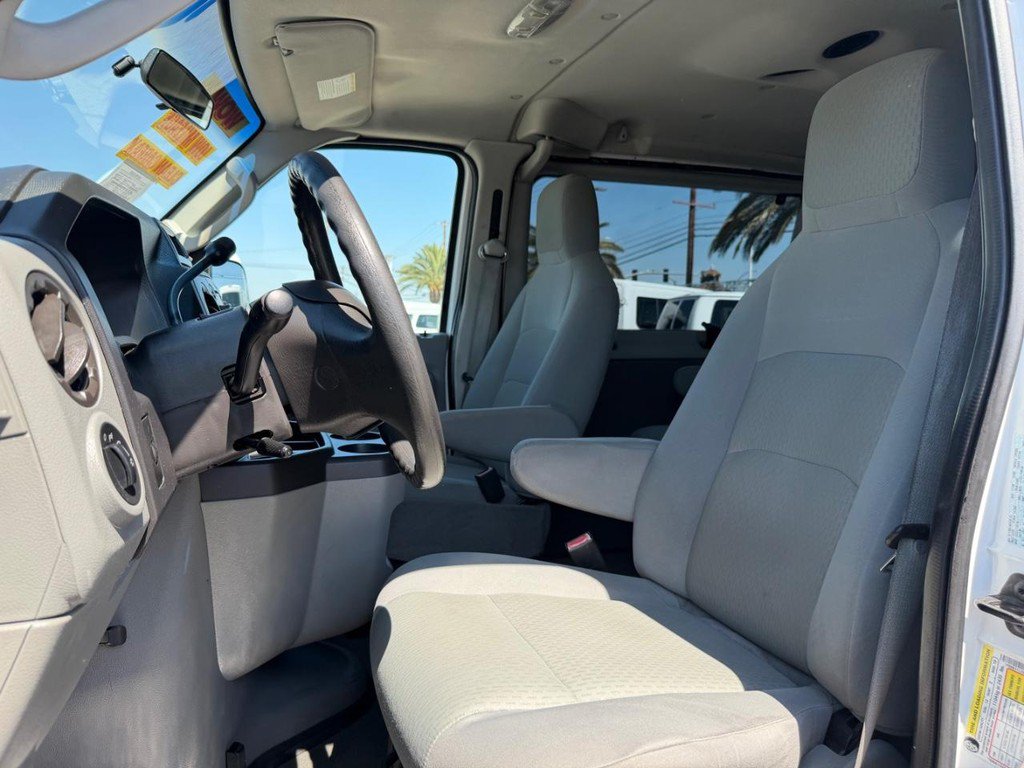 Used 2009 Ford E-350 and Econoline 350 Super Duty Wagon RWD image 18