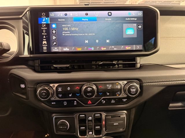Used 2024 Jeep Wrangler Unlimited Sahara w/ Technology Group AWD/4WD image 32