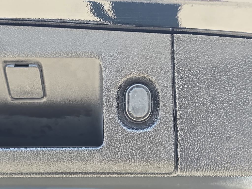 Used 2018 Cadillac Escalade Luxury image 17