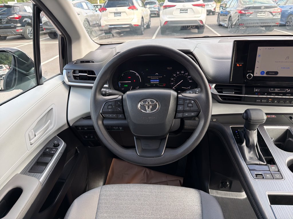 Used 2025 Toyota Sienna LE FWD image 19