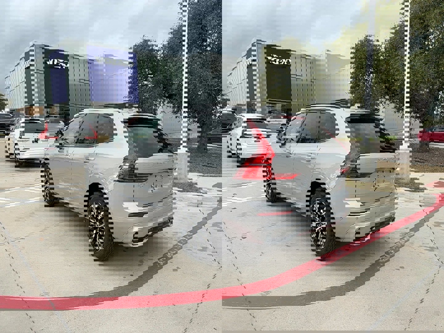 Certified 2025 Volvo XC60 B5 Plus image 4