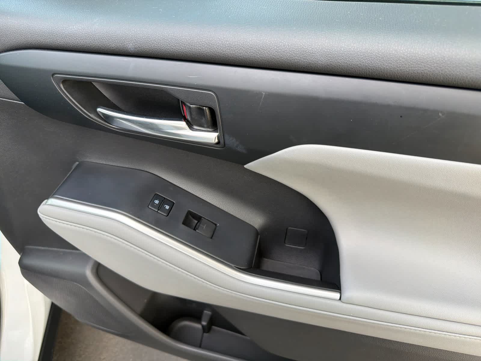 Used 2022 Toyota Highlander XLE FWD image 19