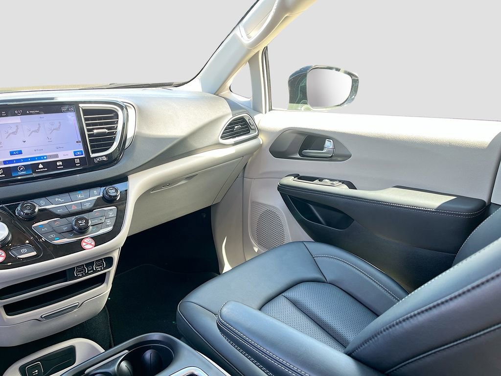 Used 2024 Chrysler Pacifica Touring-L image 22