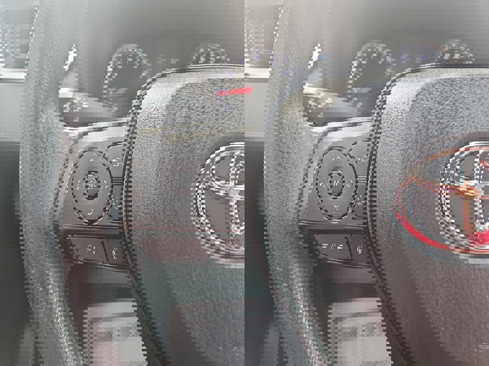 Used 2021 Toyota RAV4 LE image 12