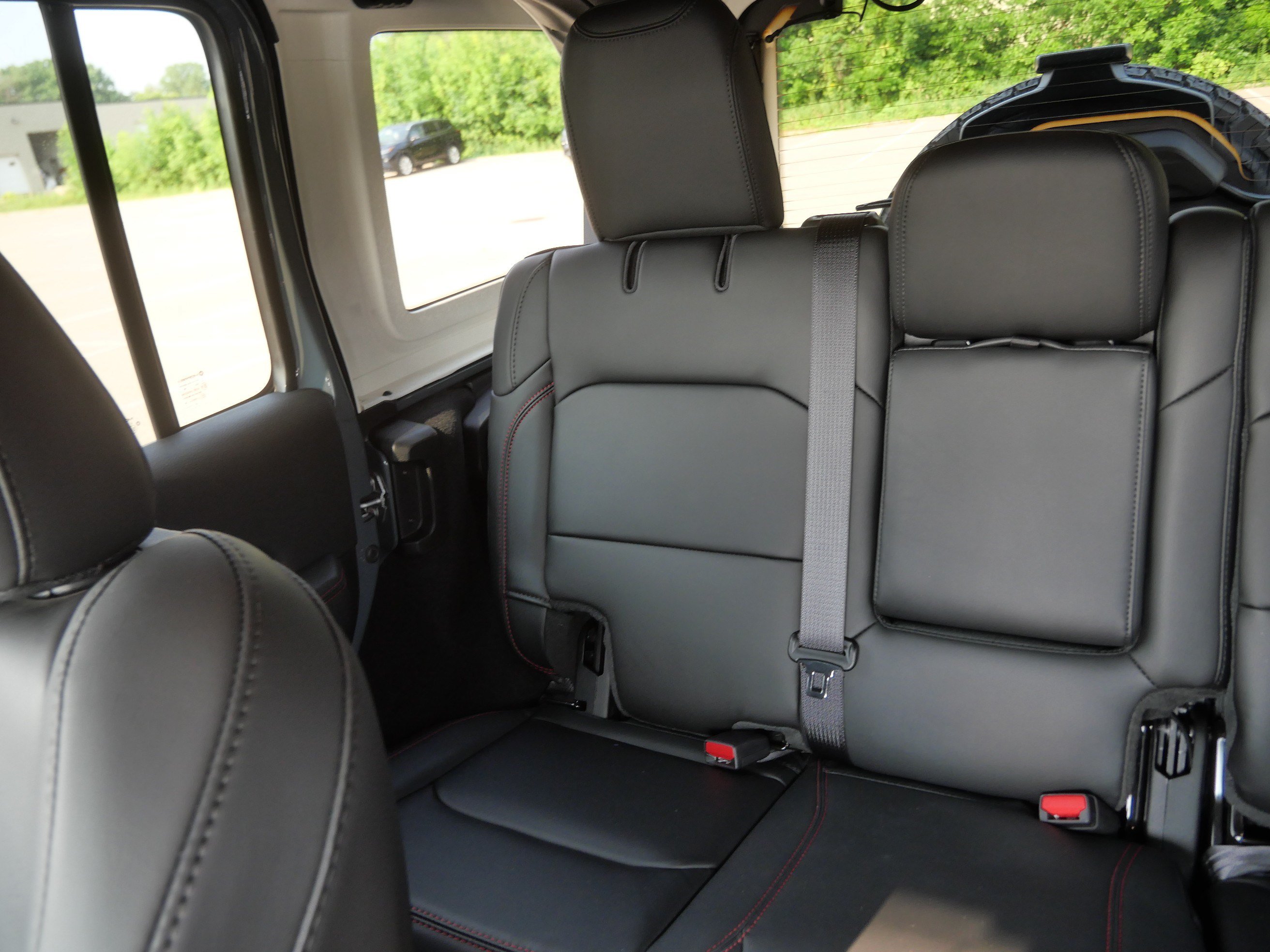 Used 2025 Jeep Wrangler Unlimited Rubicon AWD/4WD image 12