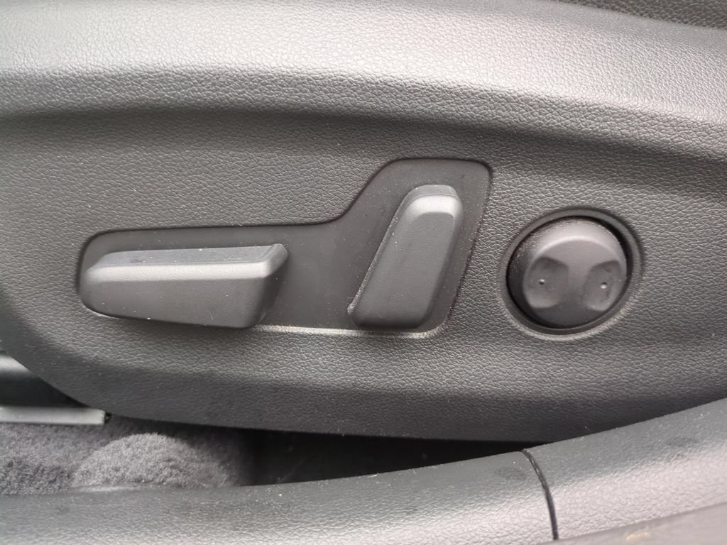 Used 2017 Hyundai Elantra Limited FWD image 16