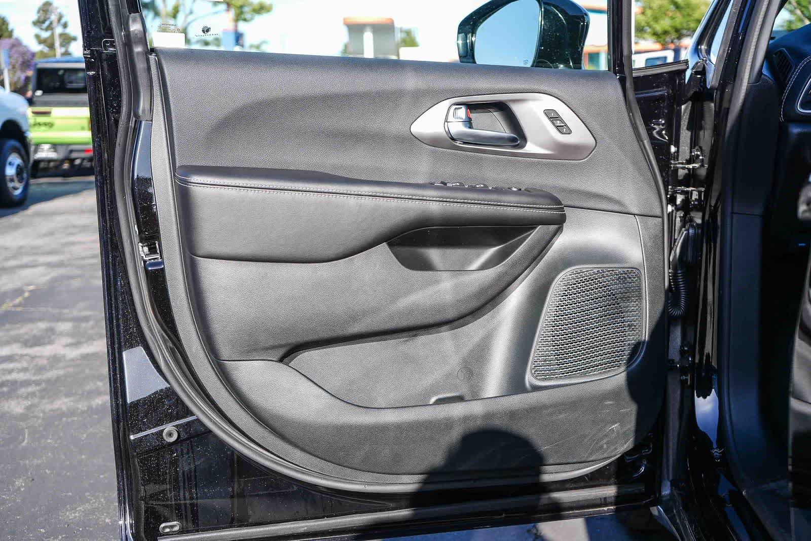 New 2026 Chrysler Pacifica Select FWD image 24