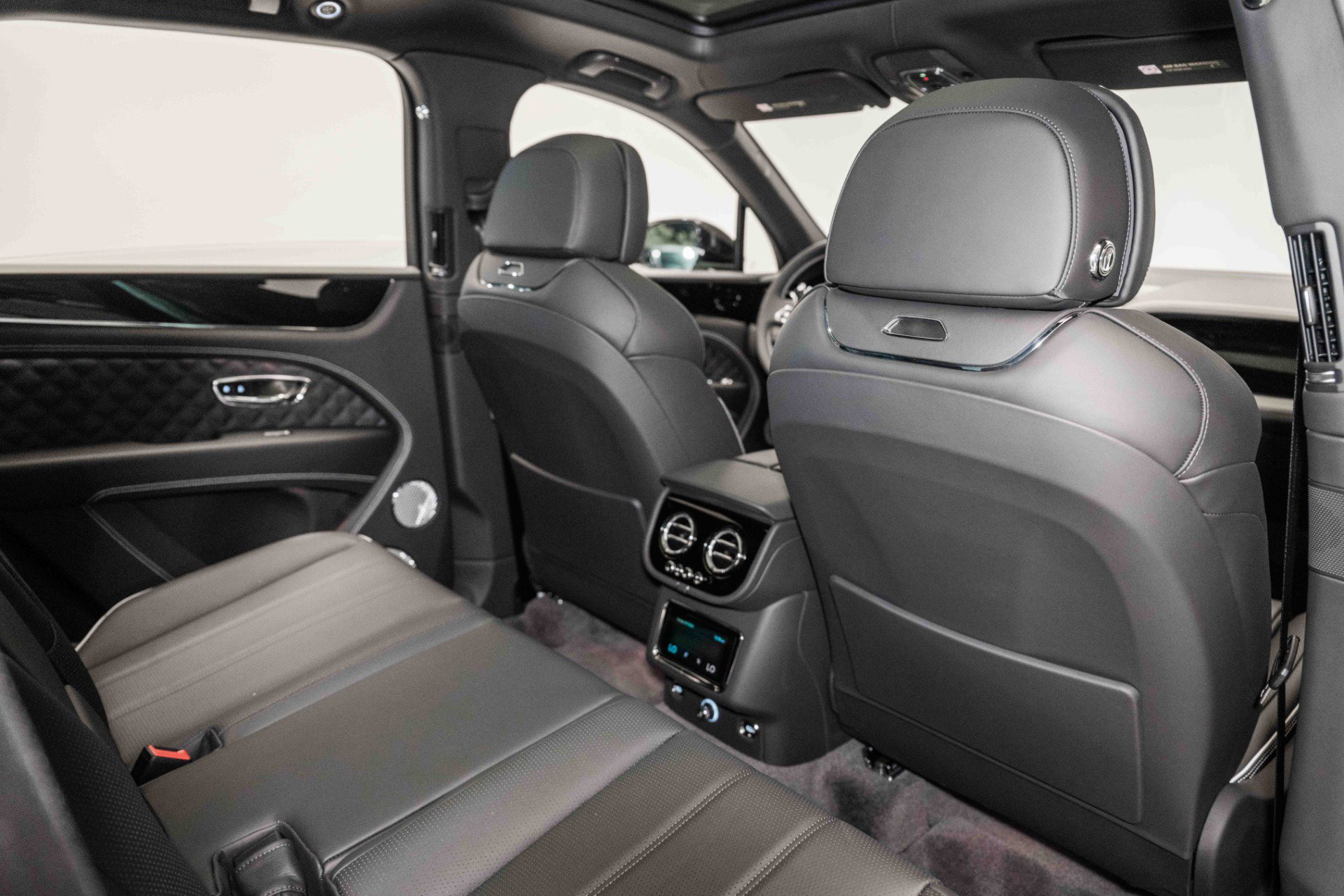 Used 2024 Bentley Bentayga image 23