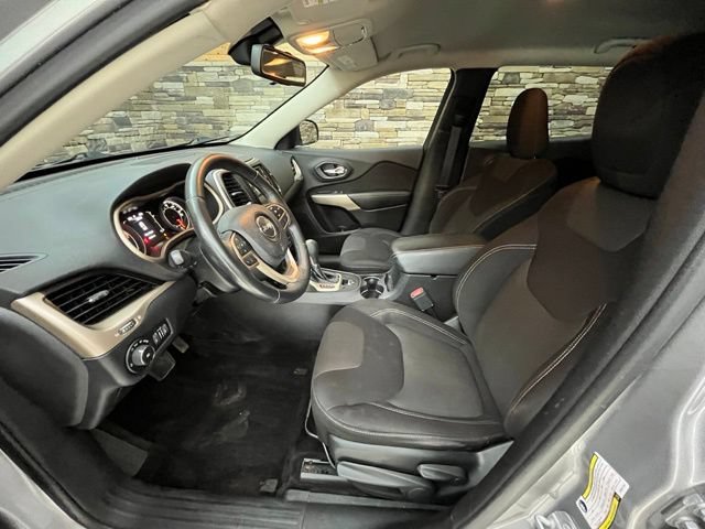 Used 2017 Jeep Cherokee Latitude w/ Cold Weather Group AWD/4WD image 30