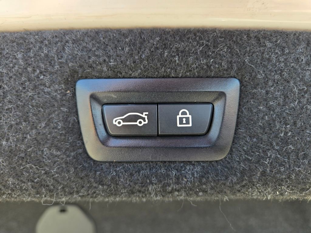 Used 2019 BMW 530e w/ M Sport Package image 25