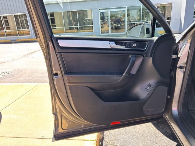 Used 2017 Volkswagen Touareg Wolfsburg Edition AWD/4WD image 27