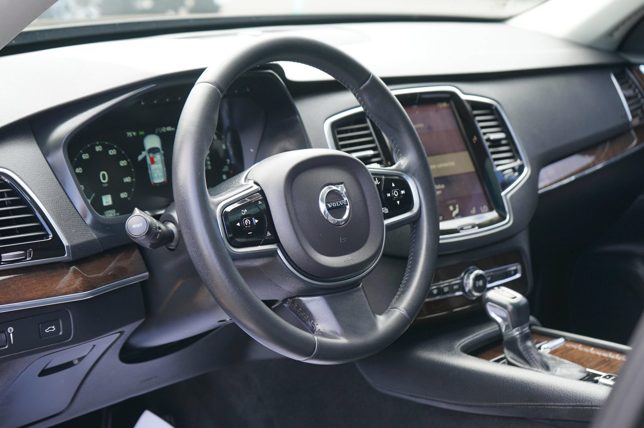 Used 2016 Volvo XC90 T6 Momentum w/ Momentum Plus Package AWD/4WD image 12