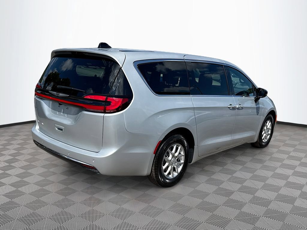 Used 2026 Chrysler Pacifica Select image 6