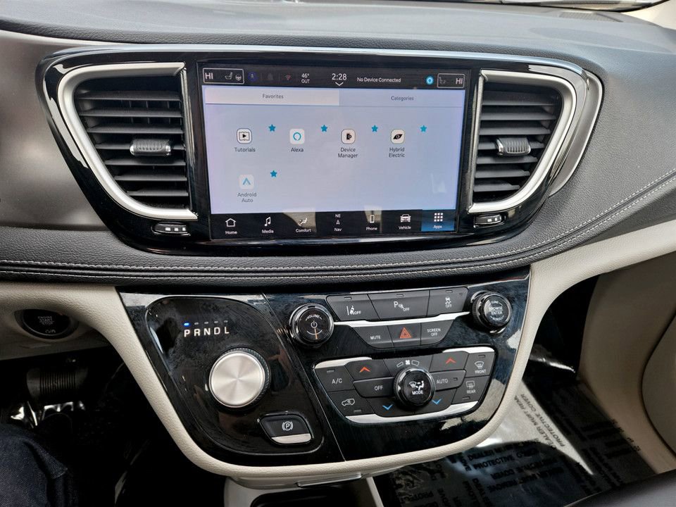 Used 2024 Chrysler Pacifica Select image 25