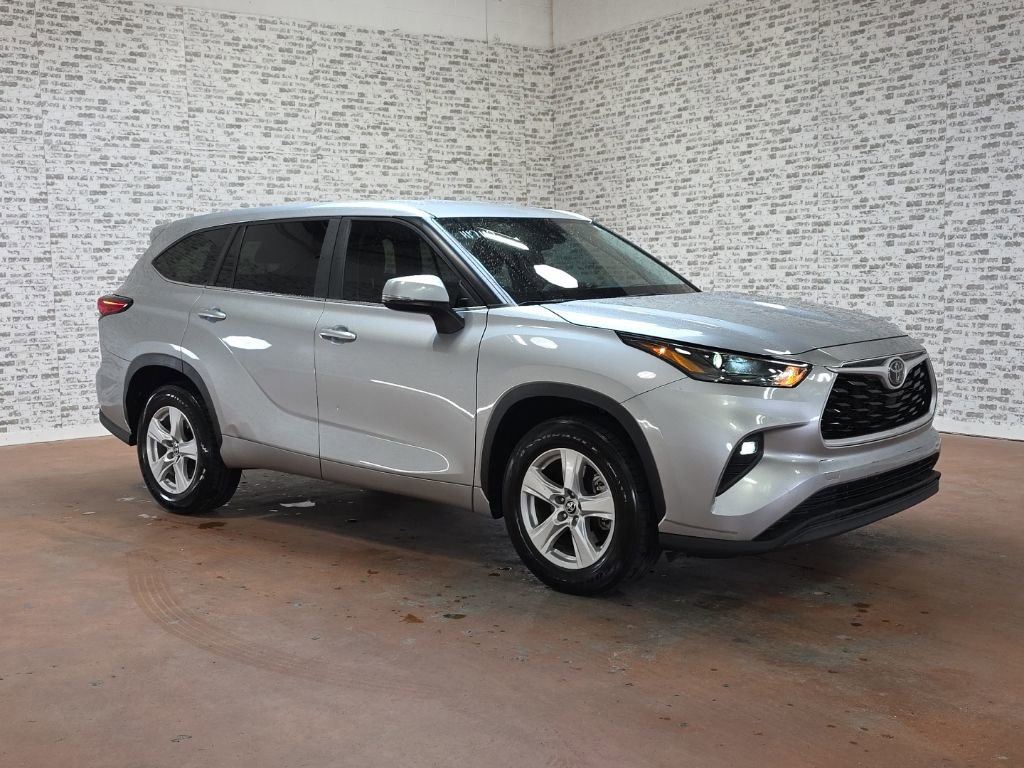 Used 2023 Toyota Highlander LE image 1