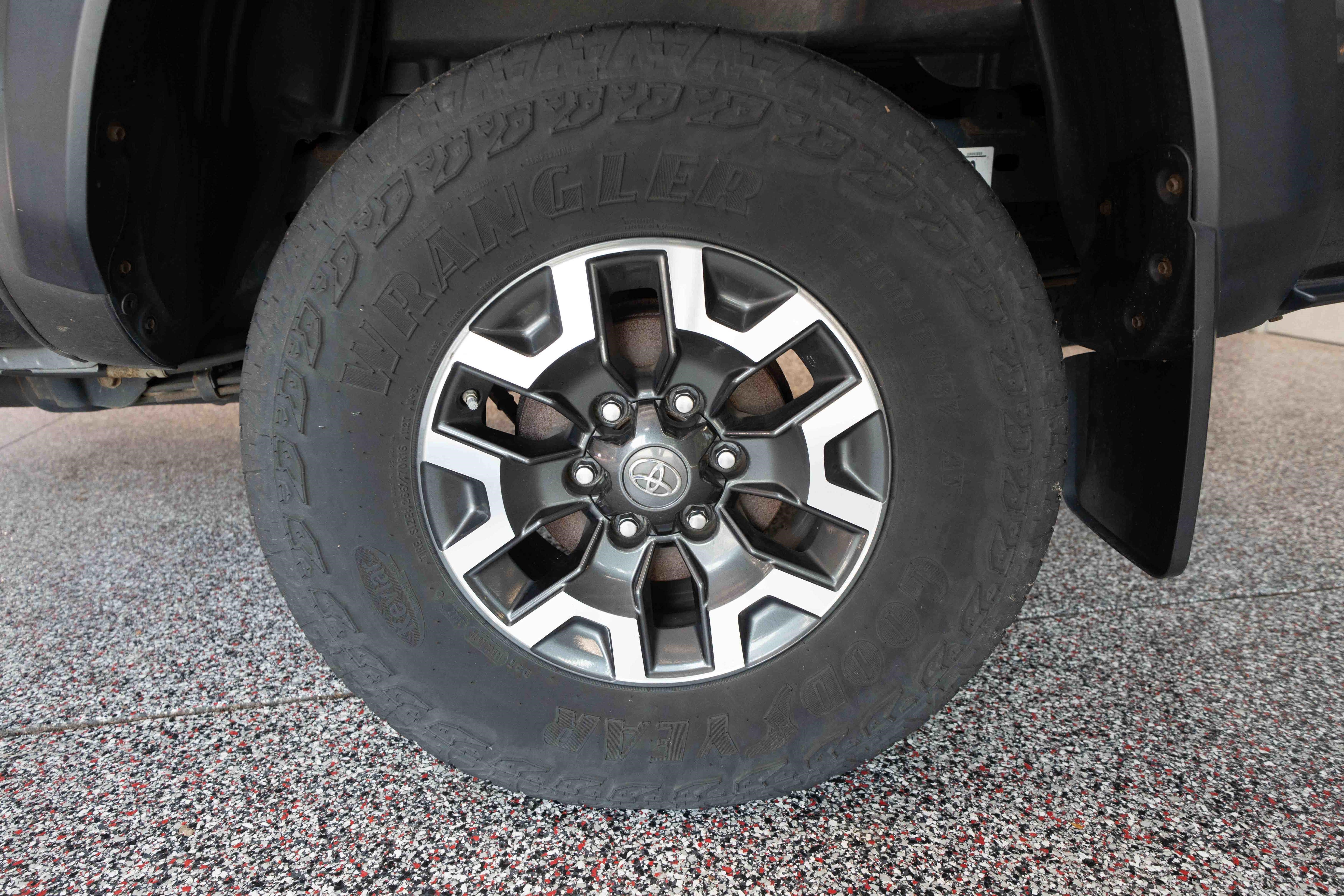 Used 2017 Toyota Tacoma TRD Off-Road w/ Premium & Technology Package AWD/4WD image 29