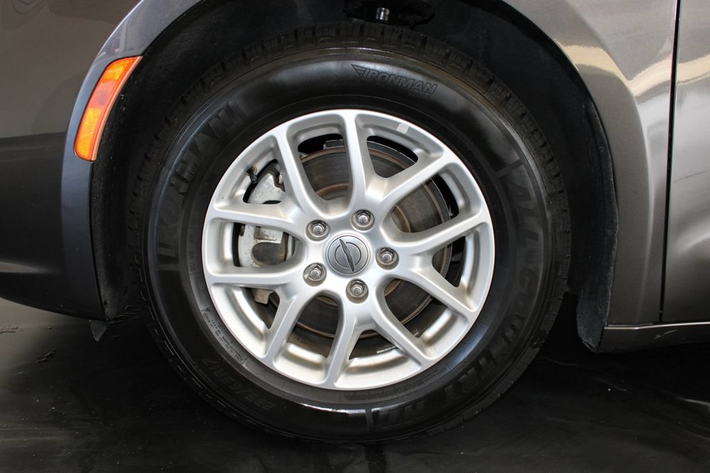 Used 2023 Chrysler Pacifica Touring-L FWD image 25
