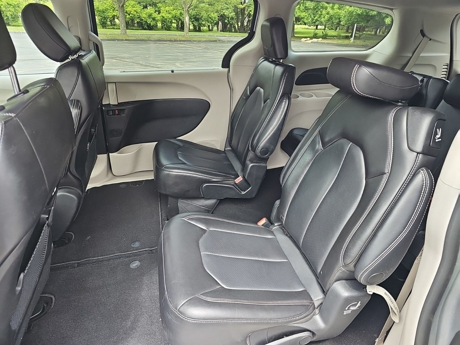 Used 2023 Chrysler Pacifica Touring-L FWD image 18